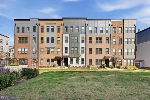 12118 Loblolly Dr #40, Fairfax, VA 22033