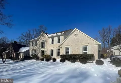 8982 Home Guard Dr, Burke, VA 22015