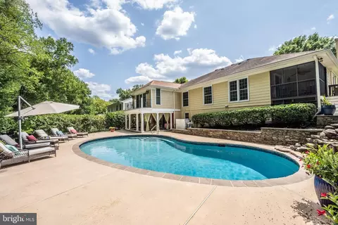 Exterior - 6610 Weatheford Ct, Mclean, VA 22101 photo 6 of 13