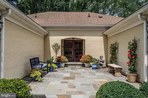 Exterior - 6610 Weatheford Ct, Mclean, VA 22101 photo 3 of 13