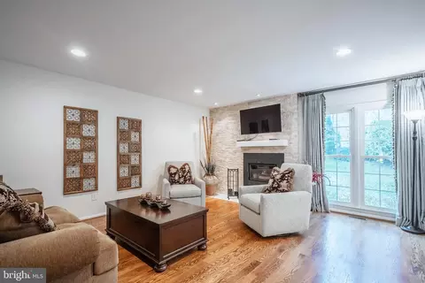Living - 6610 Weatheford Ct, Mclean, VA 22101 photo 2 of 3