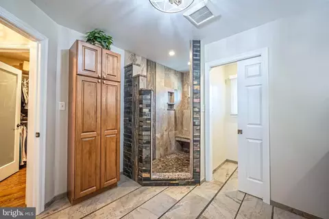 Entry Way - 6610 Weatheford Ct, Mclean, VA 22101 photo 3 of 3