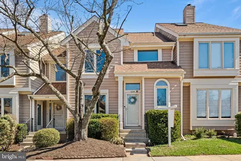 1044 Trevino Ln, Herndon, VA 20170