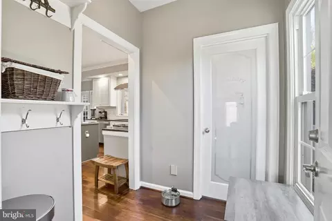 Entry Way - 1235 Tottenham Ct, Reston, VA 20194 photo 5 of 7