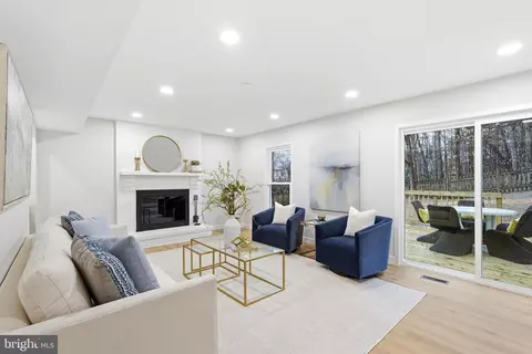 Living - 7204 Joshua Tree Ln, Springfield, VA 22152 photo 2 of 5