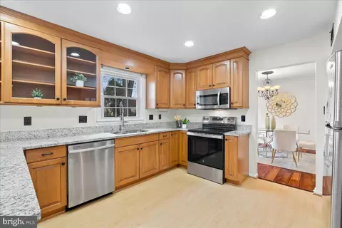 7596 Ruxton Dr, Springfield, VA 22153 photo 6
