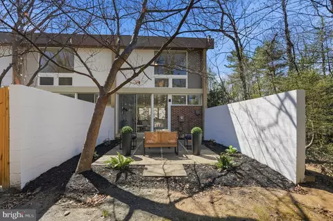 Exterior - 11526 Maple Ridge Rd, Reston, VA 20190 photo 7 of 8
