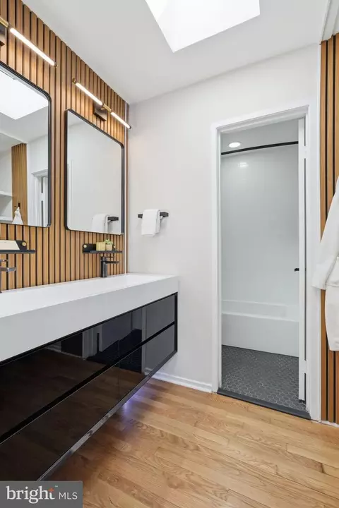 Bath - 11526 Maple Ridge Rd, Reston, VA 20190 photo 4 of 6