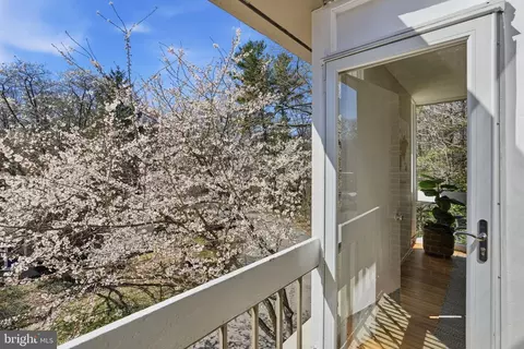 Exterior - 11526 Maple Ridge Rd, Reston, VA 20190 photo 6 of 8