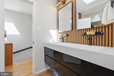 Bath - 11526 Maple Ridge Rd, Reston, VA 20190 photo 3 of 6