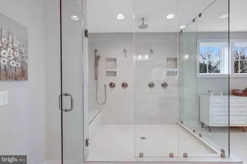 Bath - 1429 Spring Vale Ave, Mclean, VA 22101 photo 4 of 7