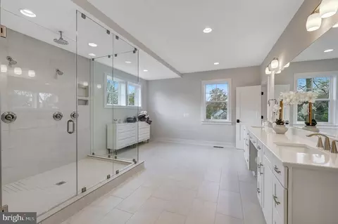 Bath - 1429 Spring Vale Ave, Mclean, VA 22101 photo 3 of 7