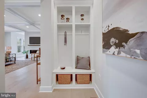 Entry Way - 1429 Spring Vale Ave, Mclean, VA 22101 photo 11 of 21