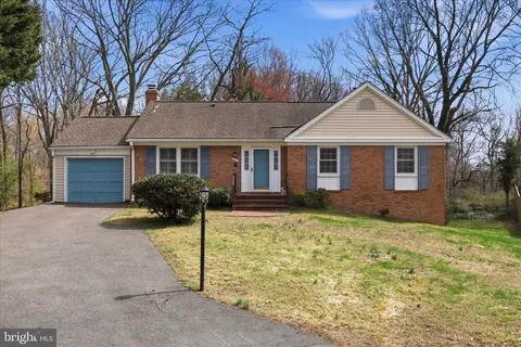6711 Stoneybrooke Ln, Alexandria, VA 22306
