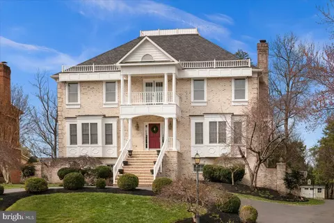 9498 Lynnhall Pl, Alexandria, VA 22309
