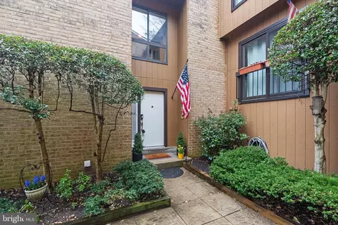 Exterior - 9060 Blarney Stone Dr, Springfield, VA 22152 photo 2 of 9