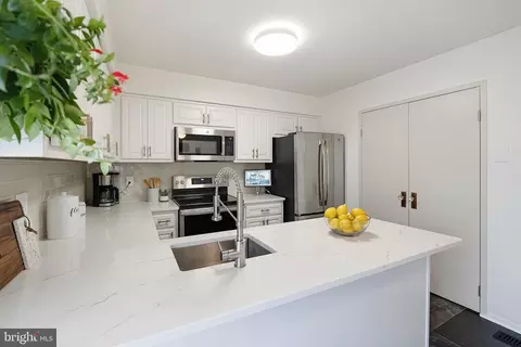 Kitchen - 9060 Blarney Stone Dr, Springfield, VA 22152 photo 4 of 5