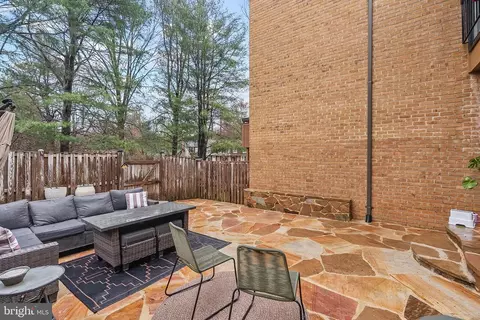 Exterior - 9060 Blarney Stone Dr, Springfield, VA 22152 photo 8 of 9