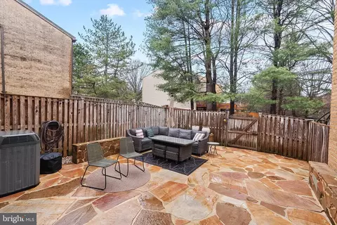 Exterior - 9060 Blarney Stone Dr, Springfield, VA 22152 photo 7 of 9