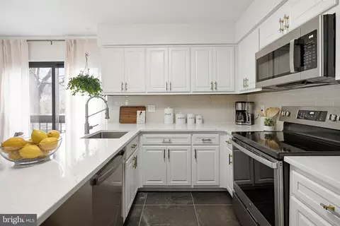 Kitchen - 9060 Blarney Stone Dr, Springfield, VA 22152 photo 2 of 5