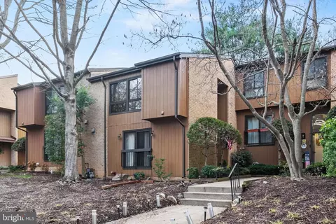 9060 Blarney Stone Dr, Springfield, VA 22152