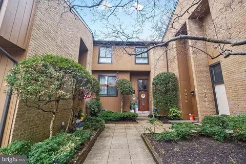 Exterior - 9060 Blarney Stone Dr, Springfield, VA 22152 photo 3 of 9