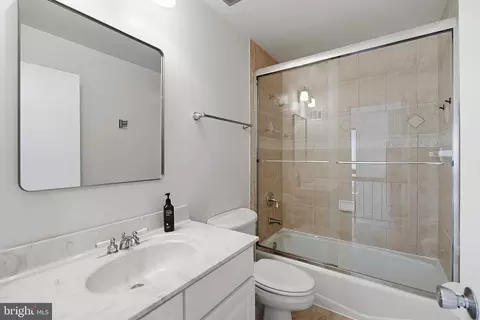 Bath - 9060 Blarney Stone Dr, Springfield, VA 22152 photo 5 of 6