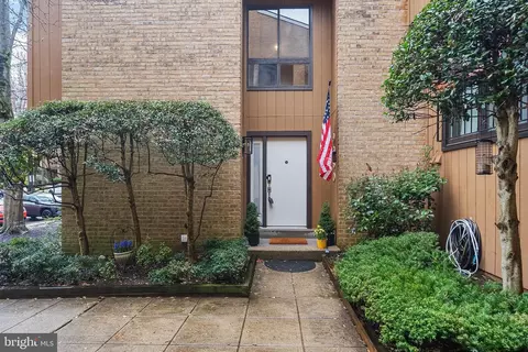 Exterior - 9060 Blarney Stone Dr, Springfield, VA 22152 photo 4 of 9