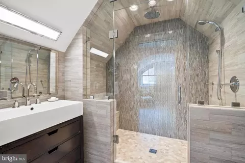 Bath - 6529 Sothoron Rd, Mclean, VA 22101 photo 4 of 6