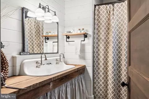 Bath - 6529 Sothoron Rd, Mclean, VA 22101 photo 5 of 6