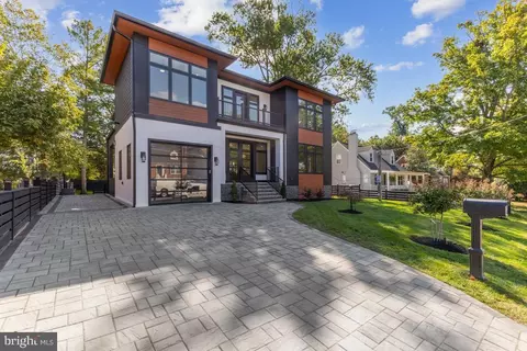 2919 Lawrence Dr, Falls Church, VA 22042
