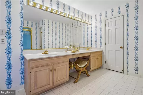 Bath - 8013 Greenwich Woods Dr, Mclean, VA 22102 photo 2 of 9