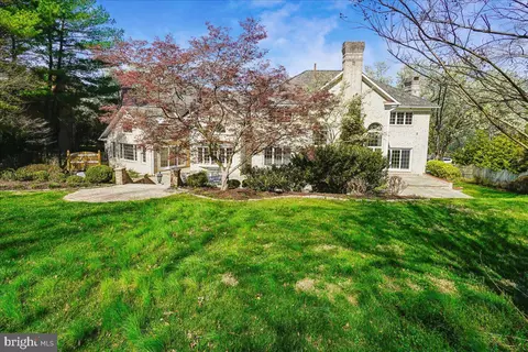 Exterior - 8013 Greenwich Woods Dr, Mclean, VA 22102 photo 9 of 17