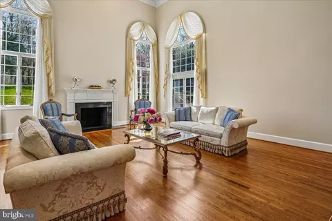 Living - 8013 Greenwich Woods Dr, Mclean, VA 22102 photo 4 of 11