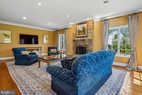 Living - 8013 Greenwich Woods Dr, Mclean, VA 22102 photo 5 of 11