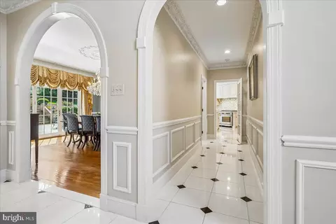 Entry Way - 8013 Greenwich Woods Dr, Mclean, VA 22102 photo 6 of 12