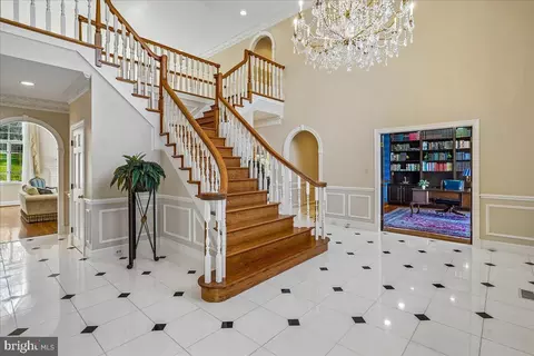 Entry Way - 8013 Greenwich Woods Dr, Mclean, VA 22102 photo 4 of 12