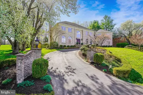 Exterior - 8013 Greenwich Woods Dr, Mclean, VA 22102 photo 2 of 17