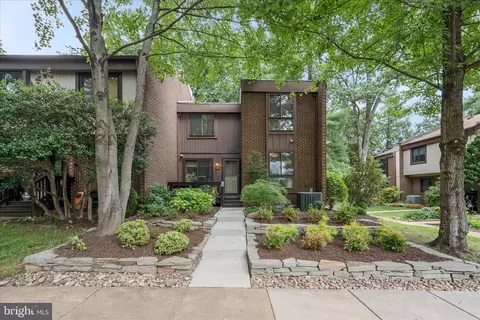 11860 S Lakes Ct, Reston, VA 20191