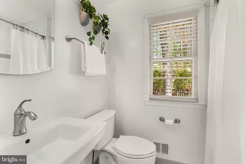 Bath - 6703 Norview Ct, Springfield, VA 22152 photo 4 of 4