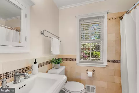 Bath - 6703 Norview Ct, Springfield, VA 22152 photo 2 of 4