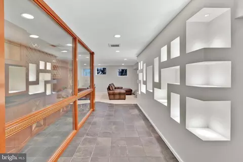 Entry Way - 1502 Chain Bridge Ct, Mclean, VA 22101 photo 4 of 7