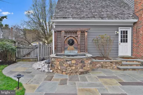 Exterior - 1502 Chain Bridge Ct, Mclean, VA 22101 photo 10 of 20
