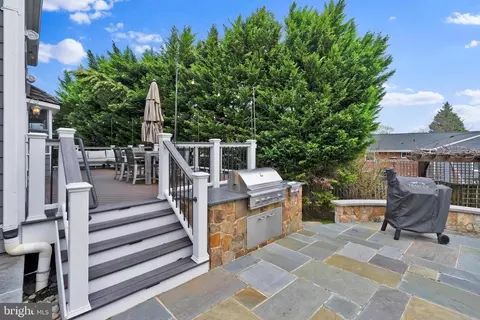 Exterior - 1502 Chain Bridge Ct, Mclean, VA 22101 photo 15 of 20