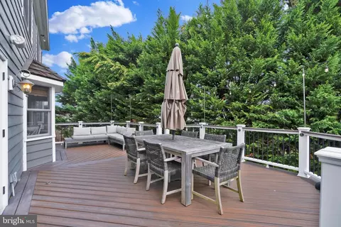 Exterior - 1502 Chain Bridge Ct, Mclean, VA 22101 photo 13 of 20