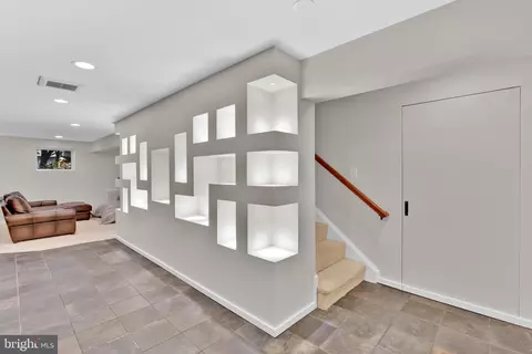 Entry Way - 1502 Chain Bridge Ct, Mclean, VA 22101 photo 5 of 7