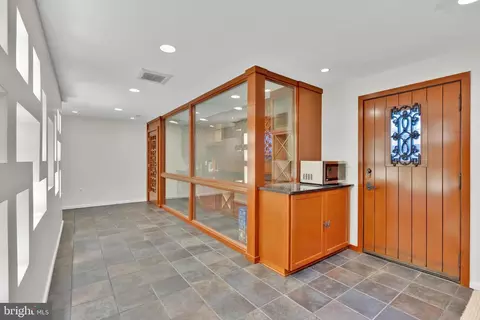 Entry Way - 1502 Chain Bridge Ct, Mclean, VA 22101 photo 6 of 7