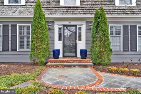 Exterior - 1502 Chain Bridge Ct, Mclean, VA 22101 photo 4 of 20