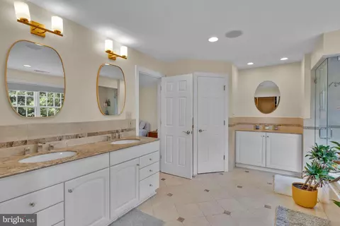 Bath - 1502 Chain Bridge Ct, Mclean, VA 22101 photo 1 of 5