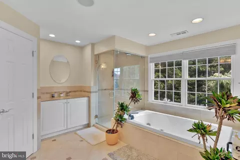 Bath - 1502 Chain Bridge Ct, Mclean, VA 22101 photo 2 of 5